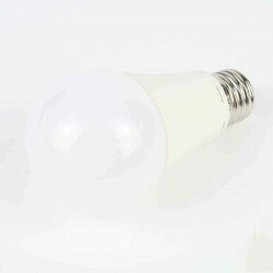 Ampoule LED E27 FIRST Lumière du jour 7W 700Lm